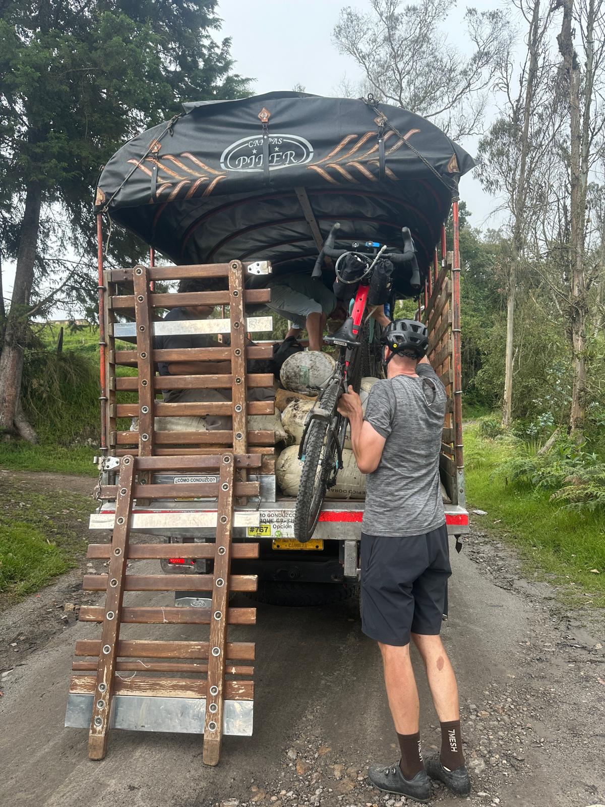 PL Loading a bike into a tuck